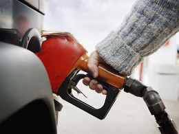 Les prix du carburant baissent pour la première fois en 2013