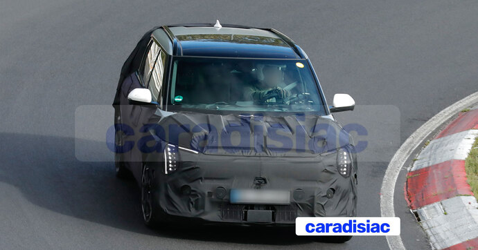 La version sportive du Kia EV3 (GT) poursuit ses essais sur le circuit du Nürburgring.
