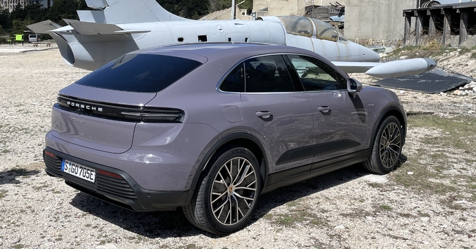 Porsche recule encore sur sa stratégie d’électrification