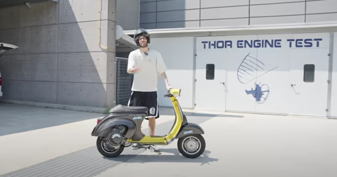 Il dépense 17 000 euros pour booster sa Vespa !