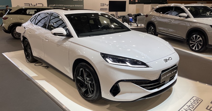 La BYD Seal 6 DM-i est 15 000€ moins chère qu'une Skoda Superb hybride rechargeable - En direct du salon de Lyon 2025