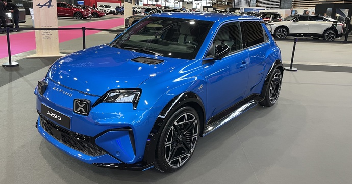 L'Alpine A290 tremble face à la Peugeot E-208 GTI - En direct du salon de Lyon 2025