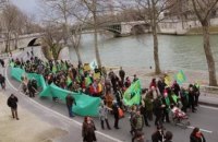 Paris : un défilé prônant la fermeture de la circulation auto sur les voies sur berge de la Seine
