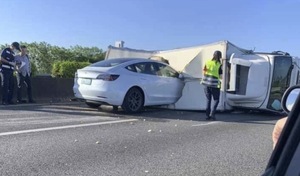 Crash : une Tesla Model 3 fonce sur un camion renversé
