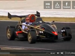 Jeremy Clarkson essaye l'Ariel Atom V8 (et son visage s'en souviendra)