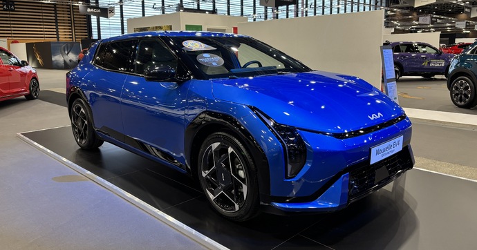 La Kia EV4 revendique son autonomie record de 625 km au salon de Lyon !