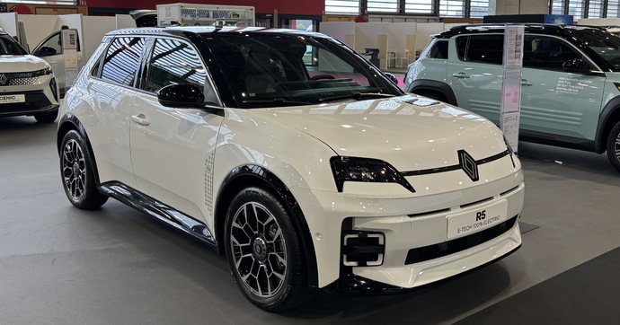 La voiture de l'année 2025, la Renault R5 E-Tech a fait le déplacement au salon de Lyon
