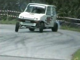 Drift extrême : Une voiturette sans permis survitaminée en course de cote