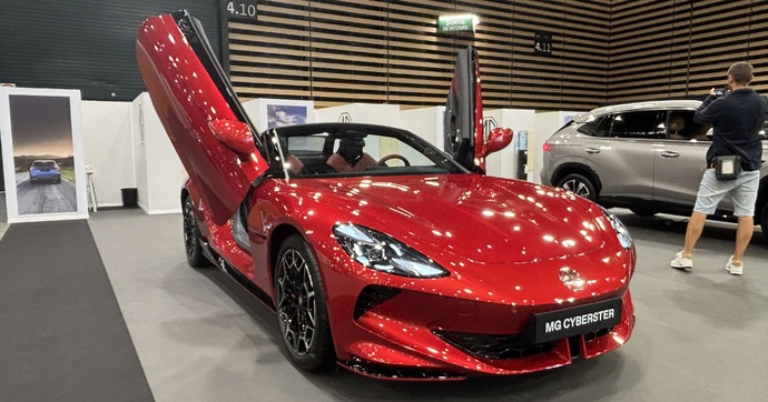 MG a sorti sa Batmobile pour le Salon de Lyon 2025