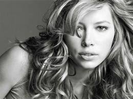Jessica Biel se met aux enchères pour soigner une accidentée de la route