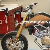 Aprilia prépare son Super-Motard.