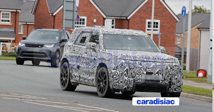 Sur les routes anglaises, le Land Rover « baby » Defender poursuit ses essais.