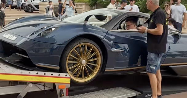 Une Pagani Huayra dans une position difficile