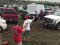 Une Subaru Impreza sort un Ford F-350 coincé dans la boue