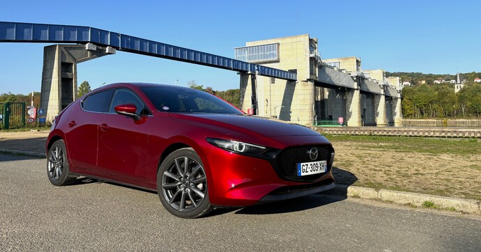 La Mazda 3 défie les mini-moteurs turbo avec un maous 2.5 essence !