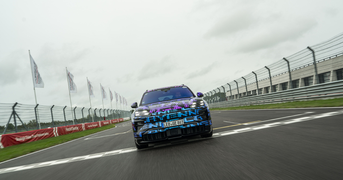 Le futur Porsche Cayenne électrique se dévoile entièrement, ou presque