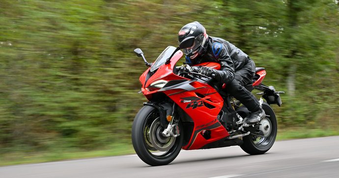 Avec la QJ Motor SRK 921 RR, on a l'impression d'avoir une MV Agusta à 13 499 €, mais cela donne quoi ? 