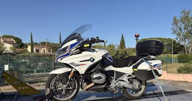 Il maquille sa BMW en moto de la Police pour se faire respecter sur la route