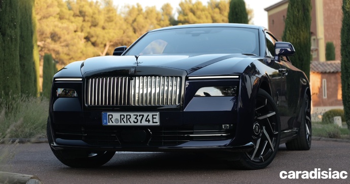 On a dormi dans la nouvelle Rolls-Royce Spectre Black Badge électrique