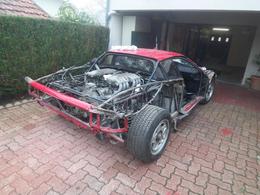 Il est en train de sauver une épave... de Ferrari !