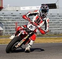 Adrien Chareyre fait connaissance avec sa nouvelle Aprilia...