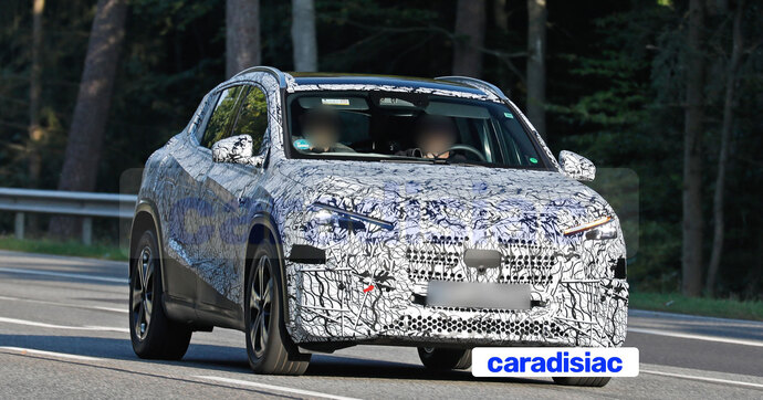 Sur la route, la future génération du Mercedes GLA profite des rayons du soleil automnal.