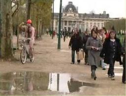 Pari d’un internaute : « je traverse Paris à poil en Vélib’ »