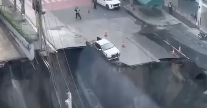 Un Toyota Hilux survit à un sinkhole