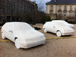 (Minuit chicanes) 3 mages automobiles devant la cathédrale de Reims