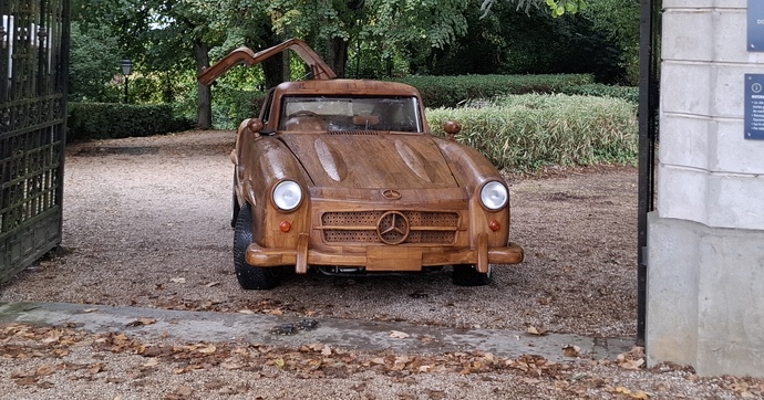 Un Français reproduit en bois la Mercedes 300 SL