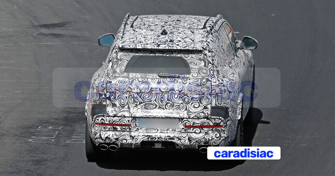 Sur le circuit du Nürburgring, le futur Audi SQ9 poursuit des essais à haute vitesse.