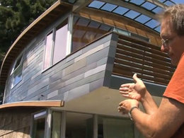 Une maison toute de morceaux de voitures recyclés