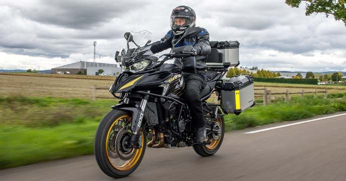 La QJ Motor SRT 900 SX Touring est-elle une bonne copine un peu lourde sur les bords ?