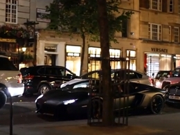Excédée par le bruit, elle lance une pomme sur la Lamborghini Aventador d'un dubaïote