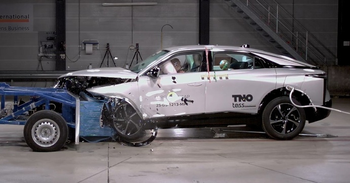 La DS N°8 rate la cinquième étoile au crash-test