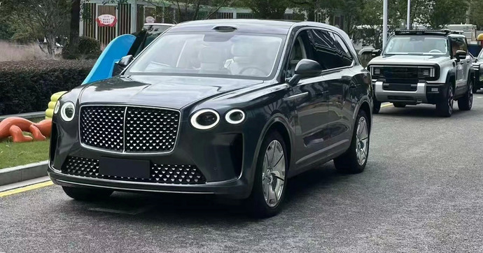 Les Chinois copient et électrifient le Bentley Bentayga