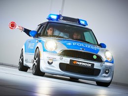 Après le Taser : la Mini E Police par Schnitzer :
