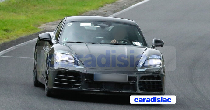 Sur route et sur circuit la Porsche Cayman électrique poursuit ses essais.