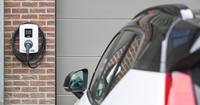 Le gouvernement français veut arrêter de vous aider à installer une borne pour voiture électrique