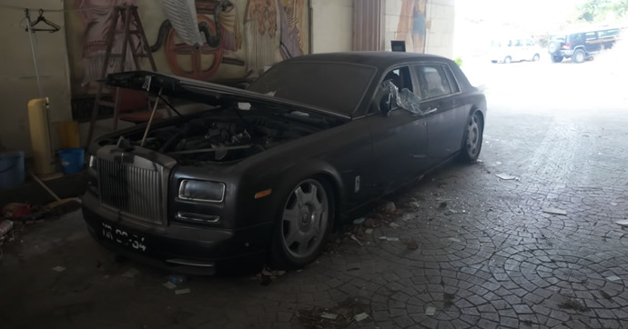 Plusieurs Rolls-Royce abandonnées devant un hôtel cinq étoiles