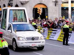 Le Pape Benoît XVI voudrait virer les 16 soupapes pour une papamobile électrique avec panneaux solaires embarqués