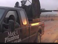 Son pick-up finit dans les rangs des terroristes : il attaque son garage