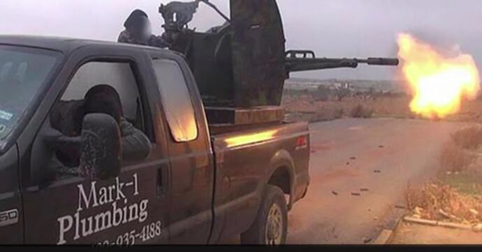 Son pick-up finit dans les rangs des terroristes : il attaque son garage