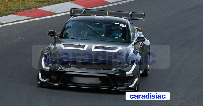 Avant l’hiver, Ford Mustang et Chevrolet Corvette s’affrontent sur le Nürburgring !
