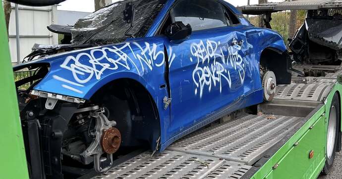 Tout le monde se sert sur ces Alpine A110 abandonnées