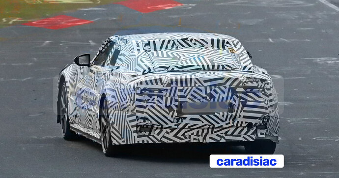 La nouvelle Jaguar électrique, qui devrait être dévoilée en 2026, roule sur le Nürburgring.