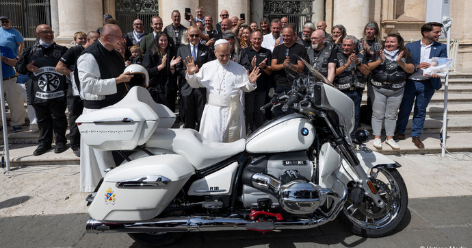 Une BMW R18 signée par le Pape vendue aux enchères