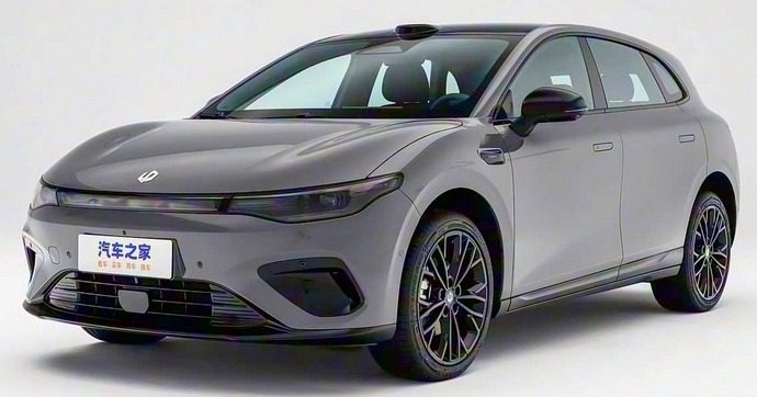 La Leapmotor B05, rivale de la Volkswagen ID.3, devient une vraie voiture