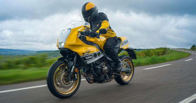 Les couleurs de Kenny Roberts mises à l'honneur sur la Yamaha XSR900 GP 2026