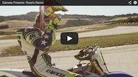 Dainese vous invite dans le ranch de Rossi (vidéo)